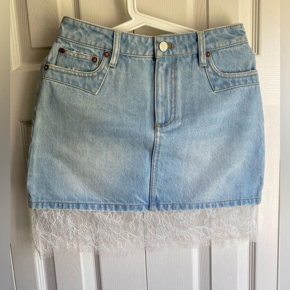 NEW Women Alice+Olivia Light Wash Denim Mini Skirt with White Lace Trim Size 26